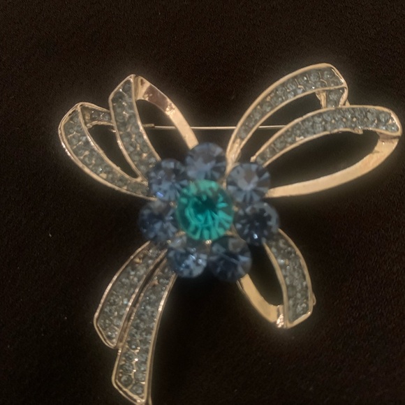 Jewelry - Blue rhinestone bow brooch